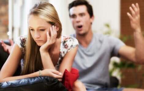 Un couple se disputant.