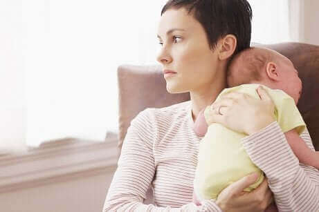 Une femme tenant son bébé.