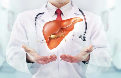Un médecin avec un foie.