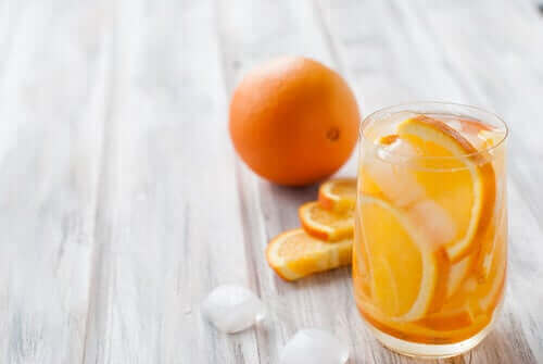 Un verre d'eau et d'orange.