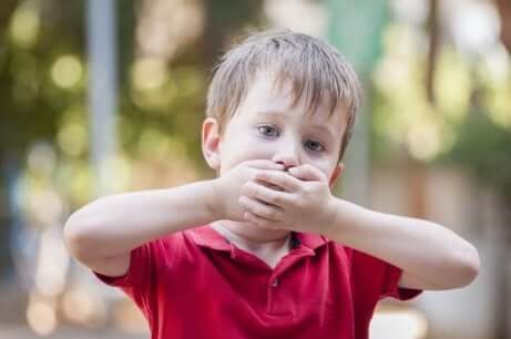 Un enfant qui bégaie. 