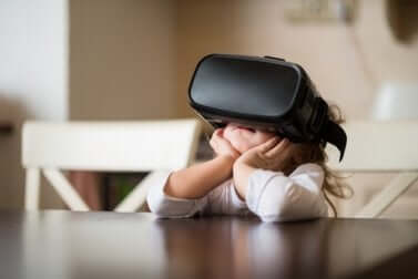 Un enfant utilisant la réalité virtuelle.