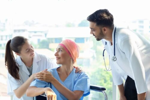 Une équipe médicale en chimiothérapie.