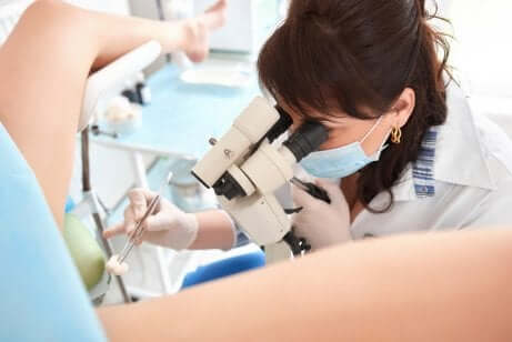 Examen gynécologique du frottis vaginal.