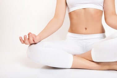 Une femme qui fait du yoga.