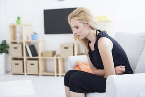 Une femme avec des brûlures d'estomac.