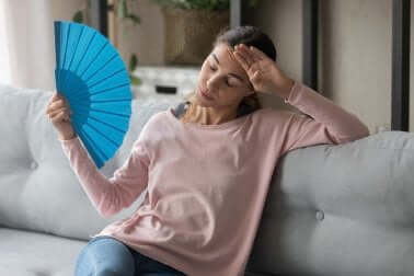 Une femme qui a chaud.