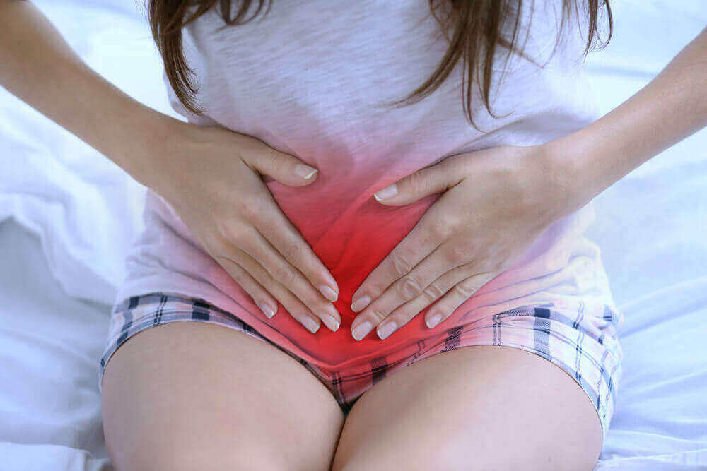 Une femme qui a mal au bas ventre.