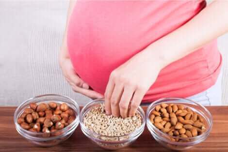 Une femme enceinte qui mange des graines de chia.