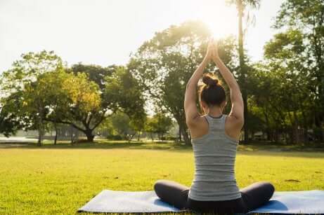 Une femme qui fait du yoga en plein air.