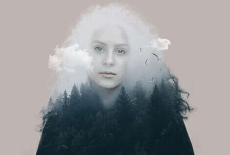 Une femme en transparence dans une forêt.