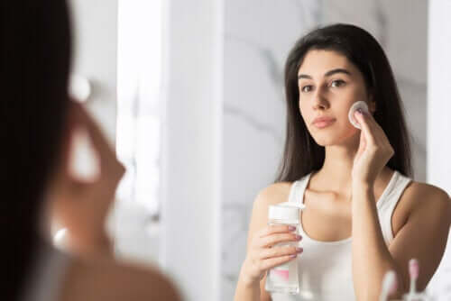 Qu'est-ce que l'eau micellaire et à quoi sert-elle ?