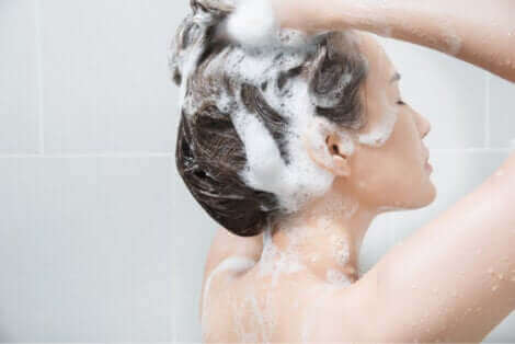 Une femme se lavant les cheveux.