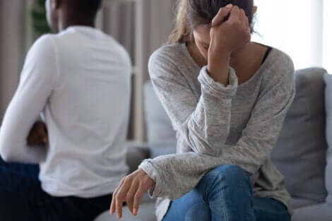 Une femme triste à cause d'une infidélité.