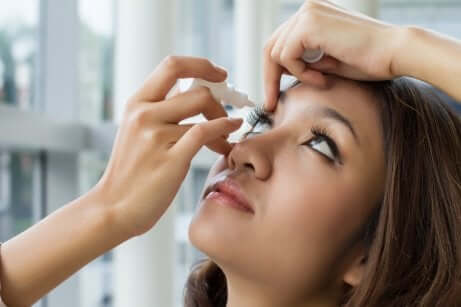 Des gouttes dans les yeux.