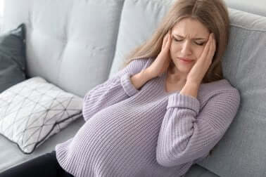 Une femme enceinte stressée. 