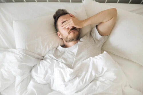 Un homme souffrant d'insomnie.