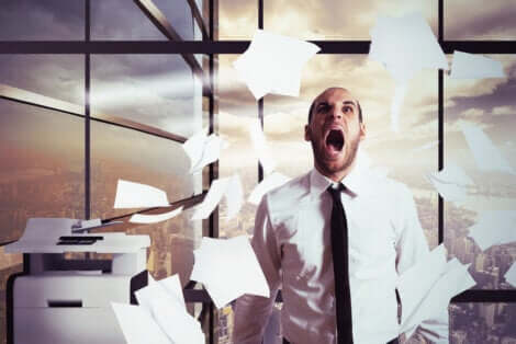 Un homme stressé au travail.