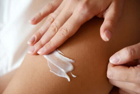 Hydratation de la peau avec une crème.