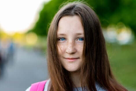Une jeune fille avec des yeux bleus.