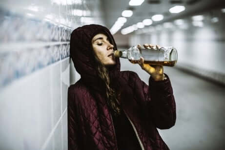 Une jeune femme qui boit de l'alcool. 