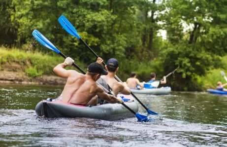 Deux hommes pagaient sur une rivière.