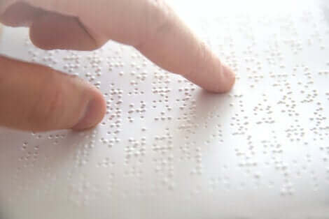 Lire du braille.