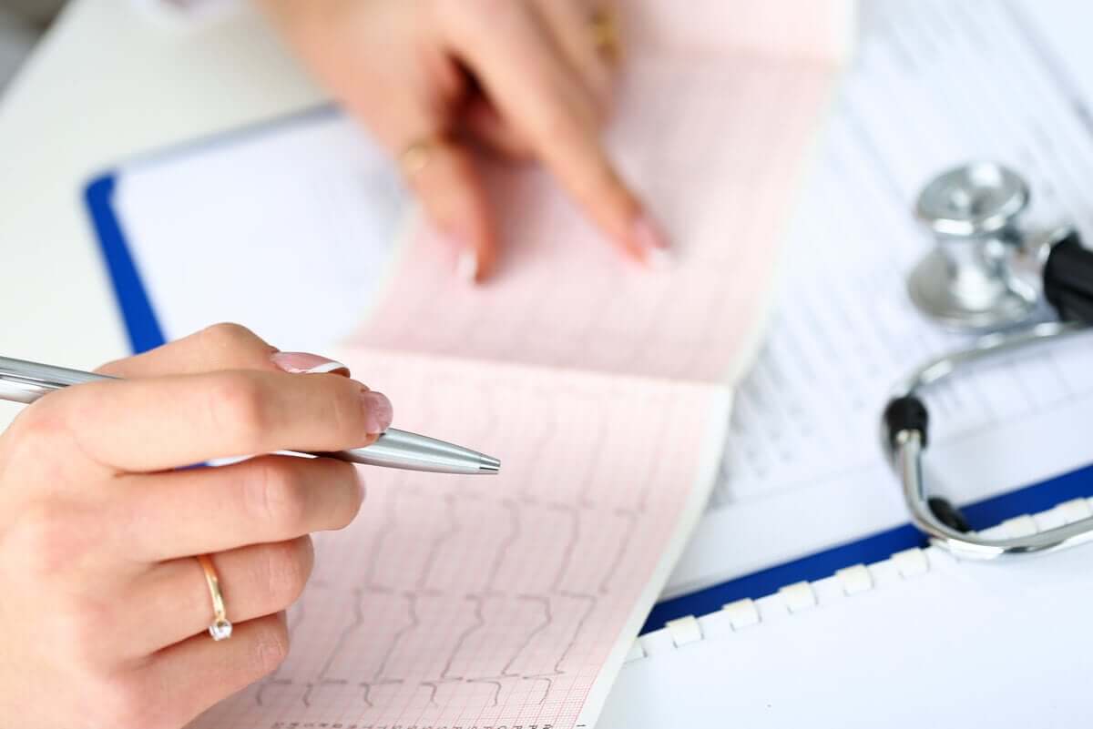 Lecture d'un examen du coeur.