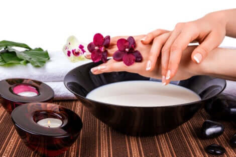 Soins des mains avec du sérum de lait.