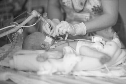 Un bébé atteint de maladie respiratoire.
