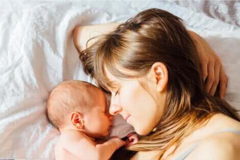 Une mère avec son bébé.