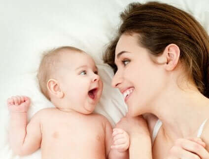Une mère et son bébé souriant.