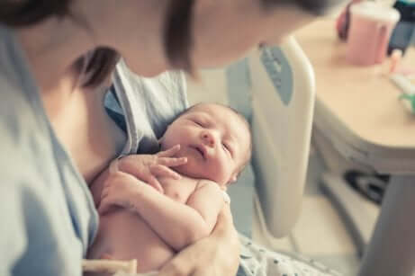 Un bébé naissant dans les bras. 