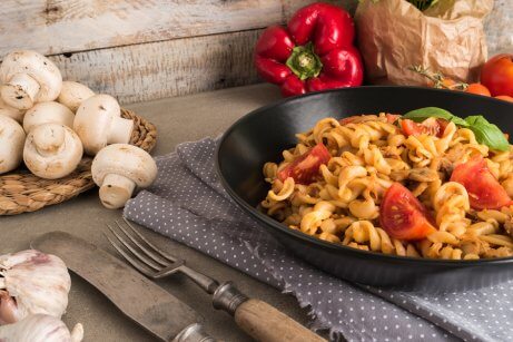 Pâtes au thon et aux tomates.