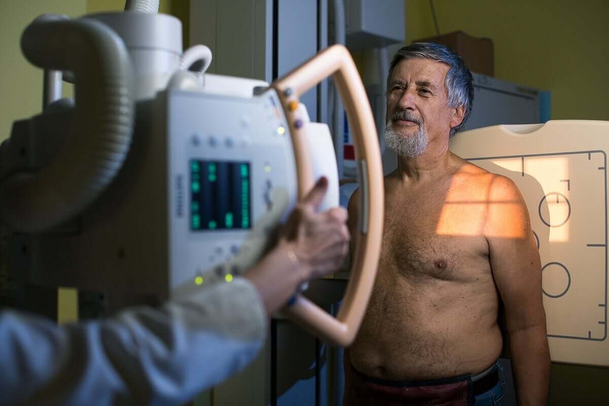 Un homme se fait faire une radio.