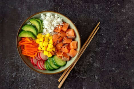 A la maison, vous pouvez préparer un poke avec les ingrédients de cette recette que nous partageons.