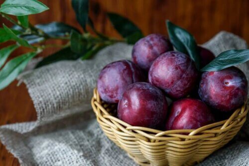 Des prunes dans un panier.