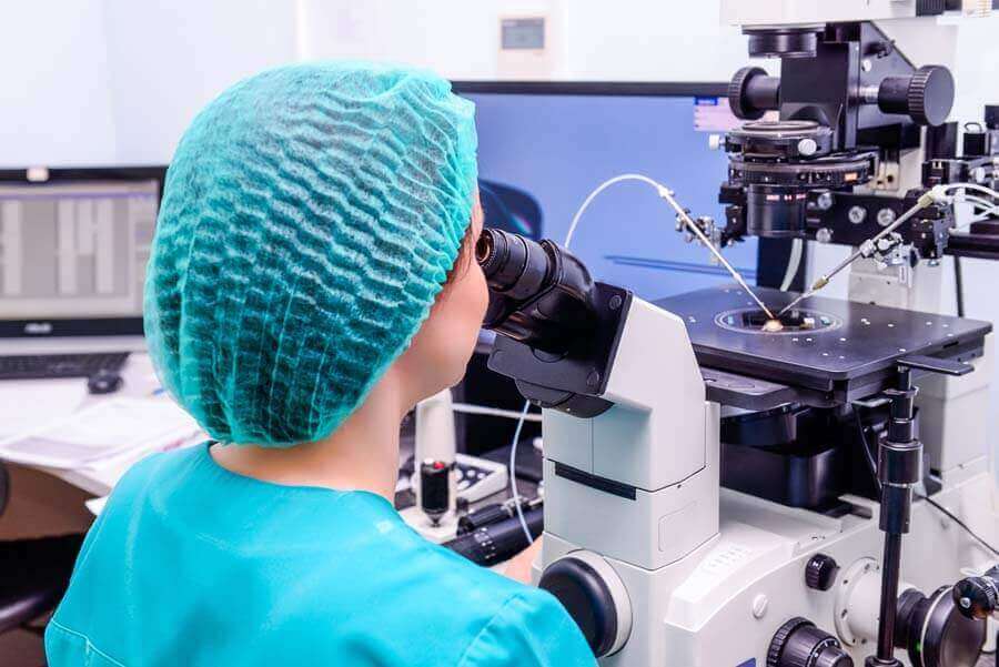Une femme avec un microscope.