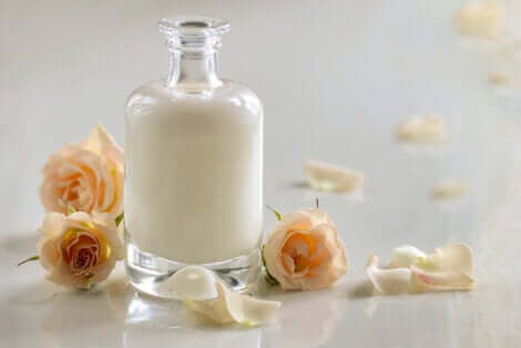 Pot de sérum de lait pour la cosmétique. 