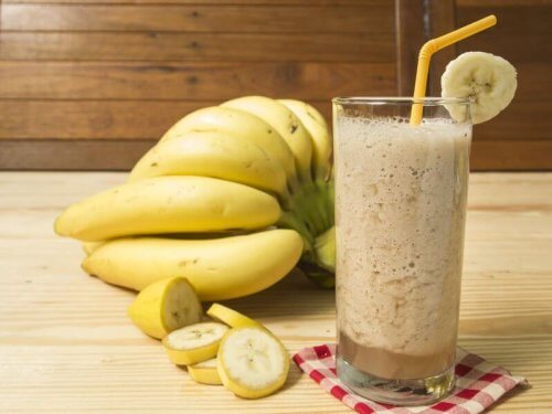 Milk-shake de banane et de lait de coco. 