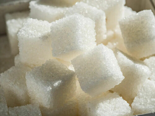 Des carrés de sucre.
