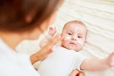 Traitement de l'acné du bébé.