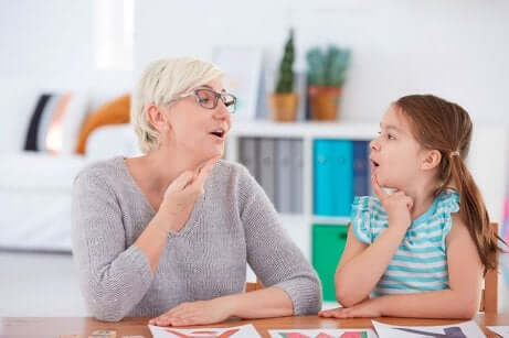 Une jeune fille en thérapie du langage.