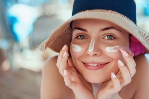 Comment traiter les coups de soleil sur le visage avec des remèdes naturels