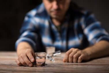 Un homme qui boit de l'alcool. 
