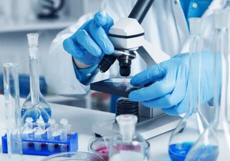 Biopsie, examen d'une tumeur.