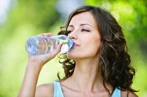 Boire suffisament d'eau aide à soulager la peau sèche