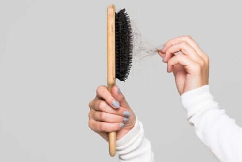 Pourquoi nettoyer la brosse à cheveux ? Conseils pour le faire