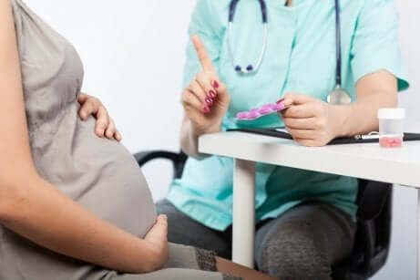 Consultation médicale d'une femme enceinte. 