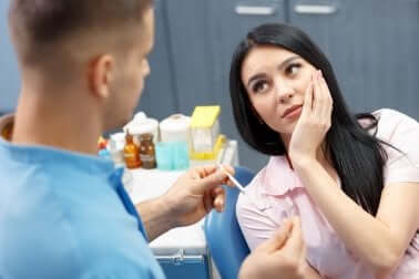 Une femme chez le dentiste.